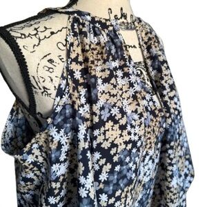 MICHAEL Michael Kors. Top cold shoulder blouse. Size OX